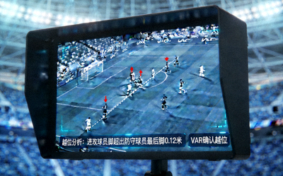 VAR视频助理裁判系统屏幕显示越位划线分析